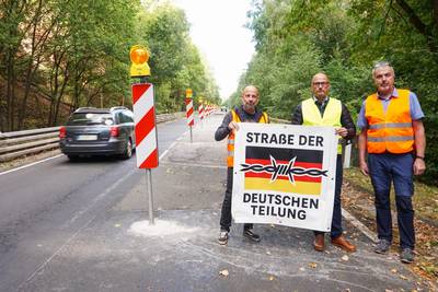 Auf dem „Trassen-Abschnitt“ der Landstraße 1020 zwischen Gerstungen und Oberellen mussten erneut Teile der Fahrbahn gesperrt werden. einfügen (Foto: v.l.n.r.: Marco Gerlach (Gemeinderat aus Oberellen), Daniel Steffan (Bürgermeister), Michael Stück (Bauhofleiter) © Karen Hartung trasse 3.0