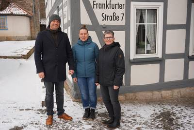 Bürgermeister Daniel Steffan besuchte das Gasthaus „Weißes Ross“ in Förtha. Christiane Stein (Betreiberin und Pflege-Fee in Förtha-Epichnellen ist stolz, dass das geschichtsträchtige Haus nun wiederbelebt werden kann. Rechts im Foto ihre Mitarbeiterin Dorina Meißner. © Karen Hartung wei es ross f rtha bgm