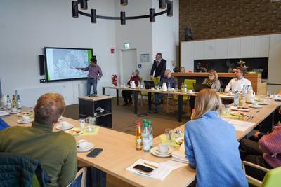Bauamtsleiter Thomas Hennicke informierte über ein akutes Problem in Bezug über eine Brücke über die ICE-Strecke © Karen Hartung ministerbesuch sch tztrasse1