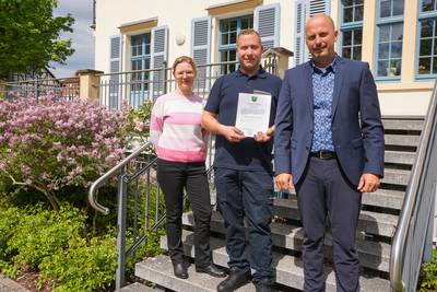 Das Foto zeigt Wladimir Sterkel (Mitte) gemeinsam mit der Sachgebietsleiterin des Ordnungsamtes, Doreen Stahl und Bürgermeister Daniel Steffan vor dem Rathaus. © Karen Hartung wladimir sterkel bestellung