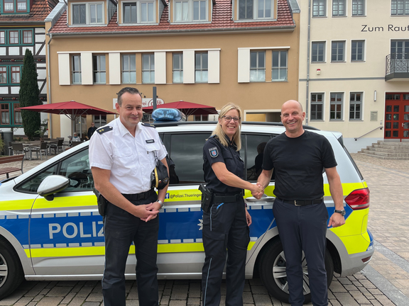 Polizeirat Ronny Pommer, Leiter der Polizeiinspektion (PI) Eisenach, Polizeihauptmeisterin Peggy Bätzel und Bürgermeister Daniel Steffan