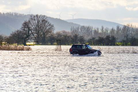 mit dem auto durch das hochwasser