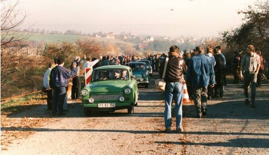Die ersten Trabbis überqueren die Grenze nach Obersuhl ©Archivfoto 1