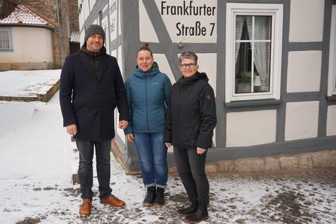Bürgermeister Daniel Steffan besuchte das Gasthaus „Weißes Ross“ in Förtha. Christiane Stein (Betreiberin und Pflege-Fee in Förtha-Epichnellen ist stolz, dass das geschichtsträchtige Haus nun wiederbelebt werden kann. Rechts im Foto ihre Mitarbeiterin Dorina Meißner. ©Karen Hartung wei es ross f rtha bgm