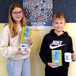 Siegerin Sarah Burkhard, Philipp Schäfer (Platz 3); nicht mit auf dem Foto die Zweitplatzierte Madalina Sandachi © Bibliothek sieger vorlesewettbewerb 2023 gym ger