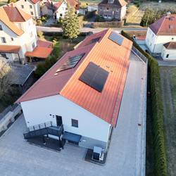 Das neue Multifunktionsgebäude in Wolfsburg-Unkeroda – hier hat künftig die örtliche Feuerwehr ihren neuen Standort. Am 30. April findet die offizielle Einweihungsfeier und am 1. Mai ein Tag der offenen Tür statt. © Holger Fuß dji fly 20260301 165900 444 1772381439745 photo