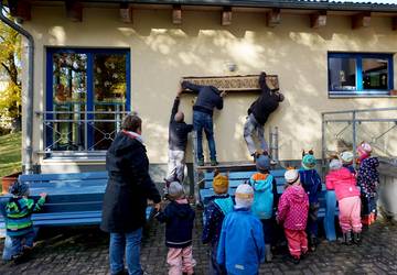 Schild anbringen1