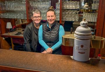 Mitarbeiterin Dorina Meißner und Betreiberin Christiane Stein in der Gaststube vom Weißen Ross. © Karen Hartung ChritianeStein&Dorina Meißner
