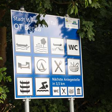 Moderne Hinweisschilder dienen der besseren Orientierung für Wasserwanderer © K. Hartung Hinweisschild