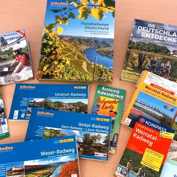 Zahlreiche Fahrradkarten warten auf tolle Ausflüge © Bibliothek Radkarten