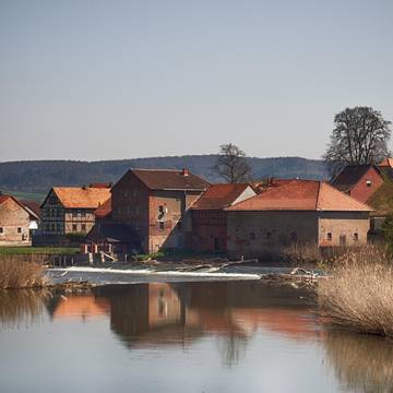 Blick auf Sallmannshausen mit Wehranlage