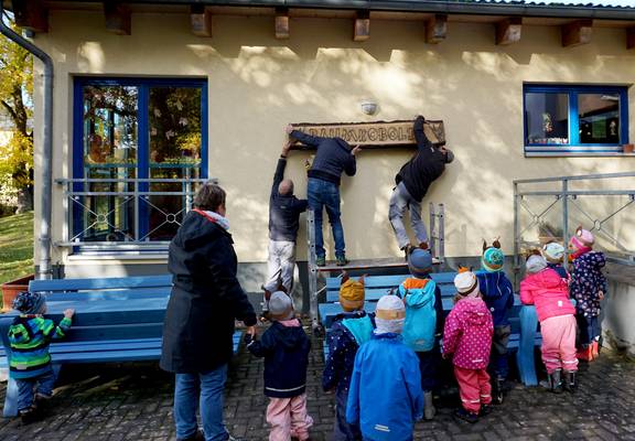Schild anbringen1