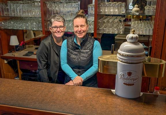 Mitarbeiterin Dorina Meißner und Betreiberin Christiane Stein in der Gaststube vom Weißen Ross. © Karen Hartung ChritianeStein&Dorina Meißner