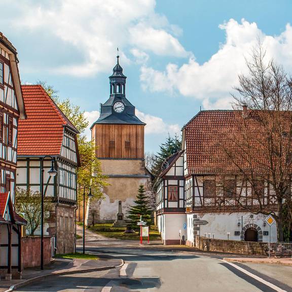 Ansicht von Oberellen mit Kirche und Schloss Hanstein © Karen Hartung Ansicht von Oberellen mit Kirche und Schloss Hanstein