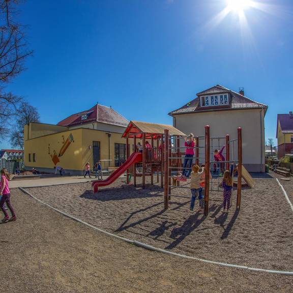 GrundschuleFritzErbeGerstungenSpielpl04 2016KH