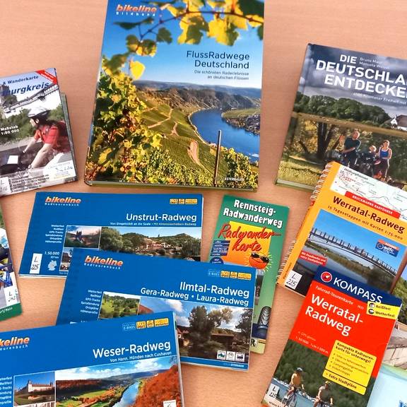 Zahlreiche Fahrradkarten warten auf tolle Ausflüge © Bibliothek Radkarten
