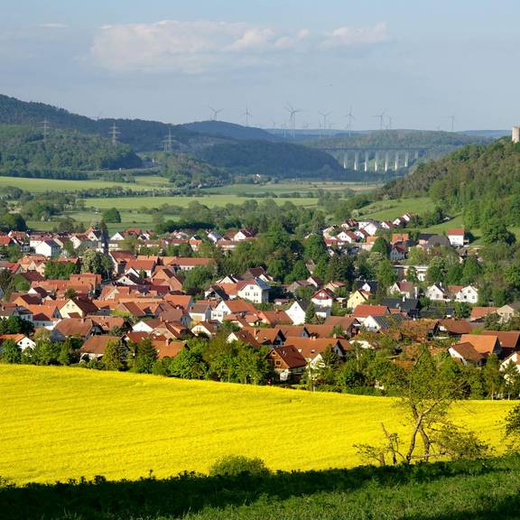 Lauchröden am Fuße der Brandenburg © Karen Hartung RapsLauchrödenIS