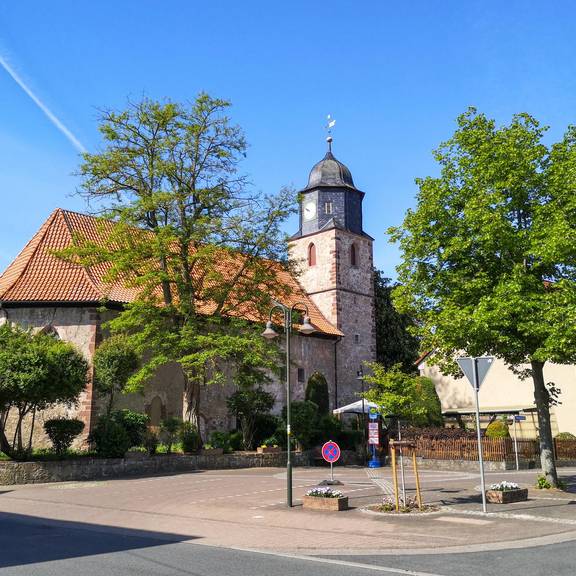 Dorfplatz mit Martinskirche in Lauchröden © Karen Hartung Dorfplatz mit Martinskirche in Lauchröden