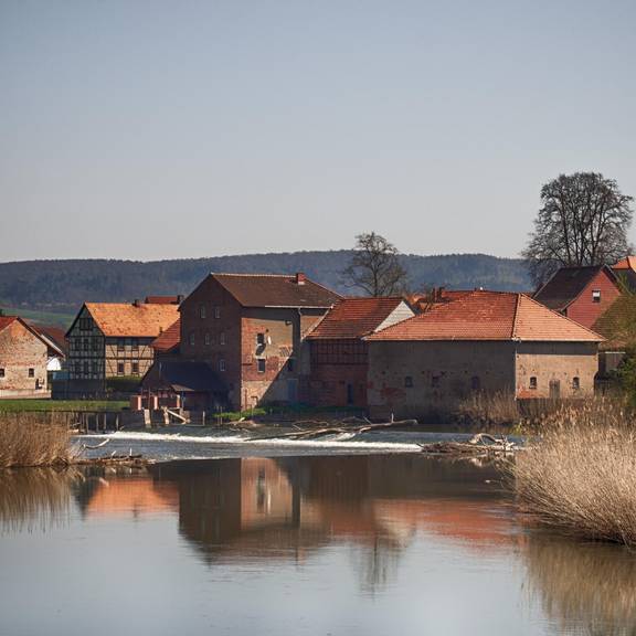 Blick auf Sallmannshausen mit Wehranlage