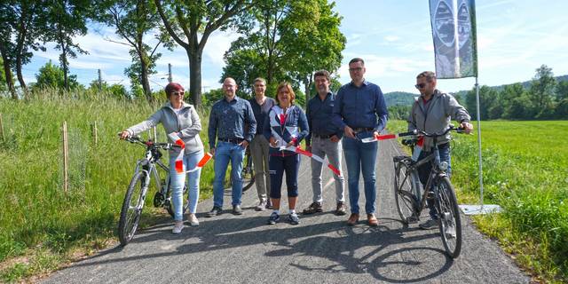 zweiter von links: Mathias Richter (Hauptamtsleiter Gerstungen), Sigrun Palinske (Regionalmanagement WWR e.V.), Sylvia Hartung (Vorstandsvorsitzende WWR e.V.), Thomas Hennicke (Bauamtsleiter Gerstungen), Tim Rommert (Bürgermeister Gerstungen) ©K. Hartung radwegeröffnung1