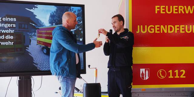 Der stellvertretende Wehrführer Jonas Bätzel durfte die Schlüssel feierlich an den Bürgermeister der Gemeinde Gerstungen Daniel Steffan übergeben. ©Kai Rößler 240914 150714 p9148127
