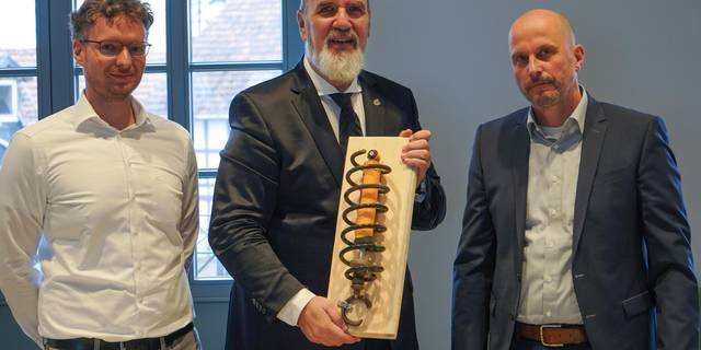 Im Foto v. l. n. r. Christian Gräfenstein für die Bürger-Online-Petition, Thüringens Infrastrukturminister Steffen Schütz und Bürgermeister Daniel Steffan © Karen Hartung khs09965
